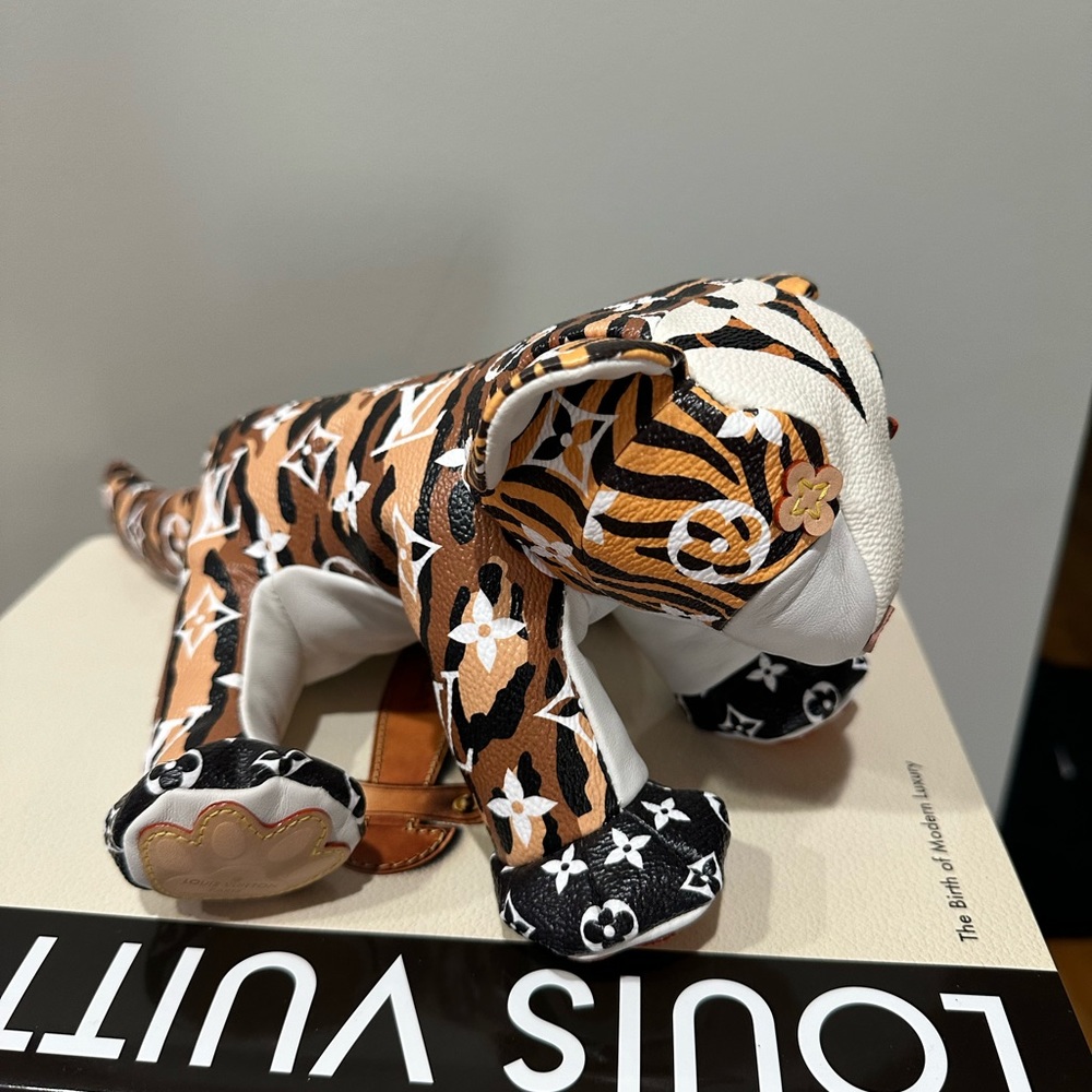 LOUIS VUITTON | DOUDOU TIGER MONOGRAM JUNGLE GEORGE | GI0392 - Picture 1 of 4